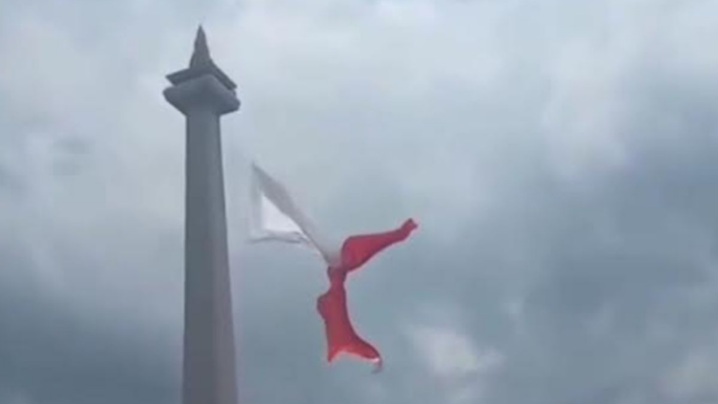 Bendera merah putih robek saat gladi kotor HUT TNI ke-80 di Monas, Jakarta Pusat, Kamis (2/10/2025). (Foto: IST)