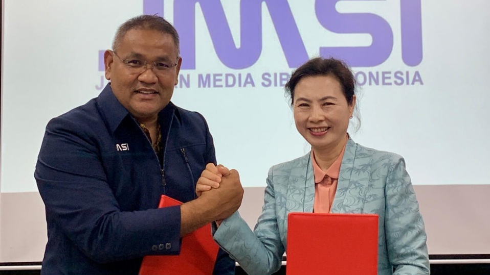 Ketua Umum JMSI Teguh Santosa berfoto bersama Sekretaris Eksekutif ACJA Wu Xu, usai penandatanganan MoU di Gedung VOI, Jakarta, Selasa (28/10/2025). (Foto: dok. JMSI for Warta Lentera)