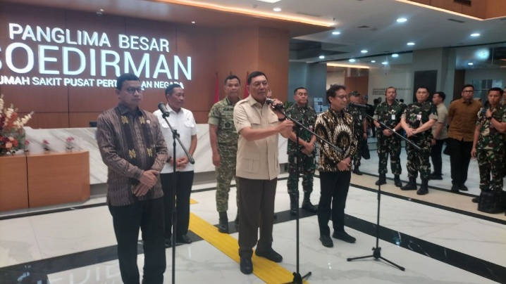 Menteri Pertahanan Sjafrie Sjamsoeddin (tengah), Menteri Kesehatan Budi Gunadi Sadikin (kanan) dan Kepala Badan Pengawas Obat dan Makanan Taruna Ikrar (kiri) di RSPPN, Pesanggahan, Jakarta Selatan, Selasa (7/10/2025). (Foto: IST)