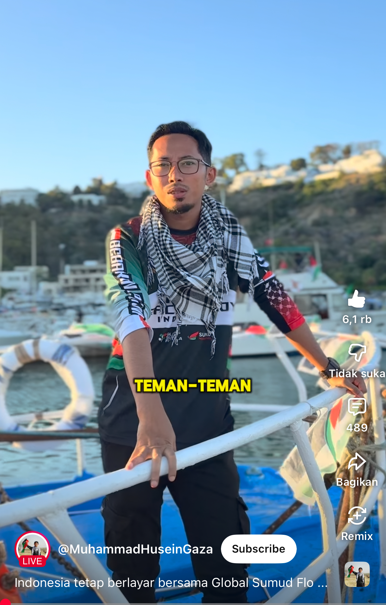Aktivis dan YouTuber Indonesia Muhammad Husein saat berada di atas kapal Summertime. (Tangkapan Layar Youtube @MuhammadHuseinGaza)