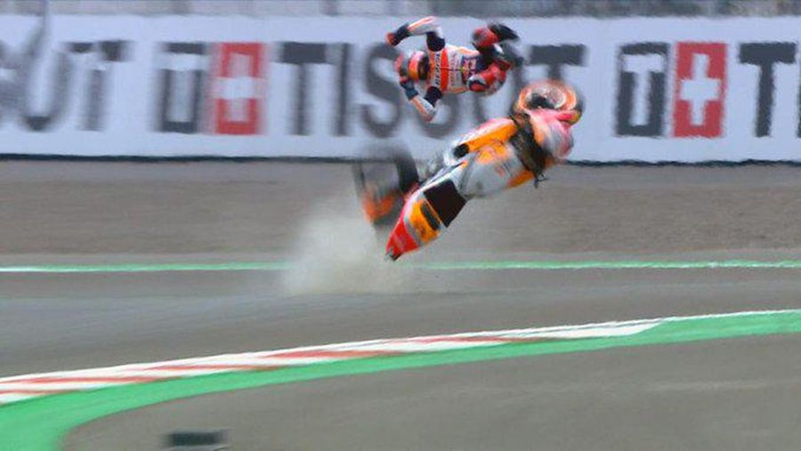 Pembalap Ducati Lenovo Marc Marquez saat mengalami kecelakaan di Sirkuit Mandalika, NTB. (Tangkapan layar @motogp) 