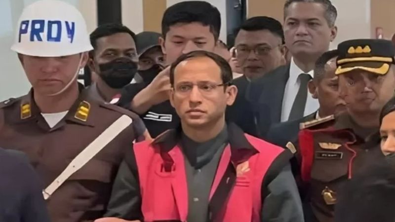 Mantan Mendikbudristek Nadiem Makarim saat ditetapkan sebagai tersangka oleh Kejagung dalam kasus dugaan korupsi pengadaan laptop Chromebook pada Kamis (4/9/2025). (Foto: tangkapan layar Instagram)