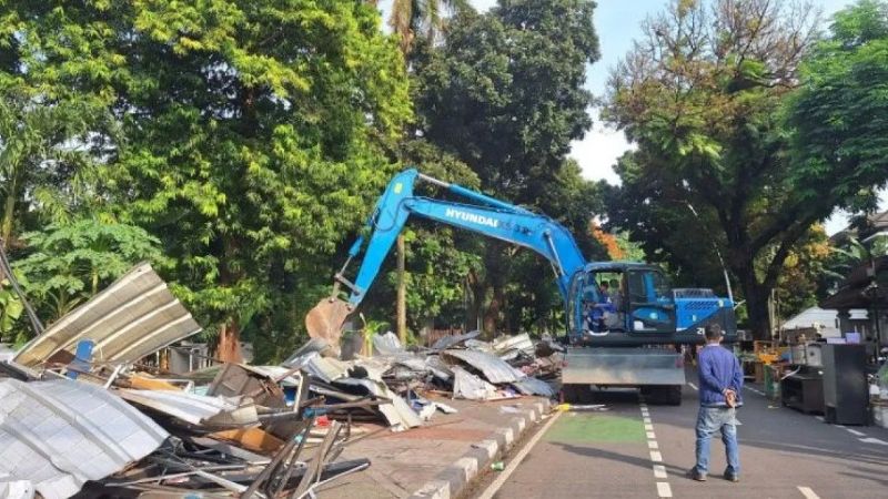 Pemkot Jakarta Selatan merubuhkan kios pedagang Pasar Barito pagi tadi. Penertiban ini dilakukan untuk membantun Taman Bendera Pusaka. (Foto: Antara)