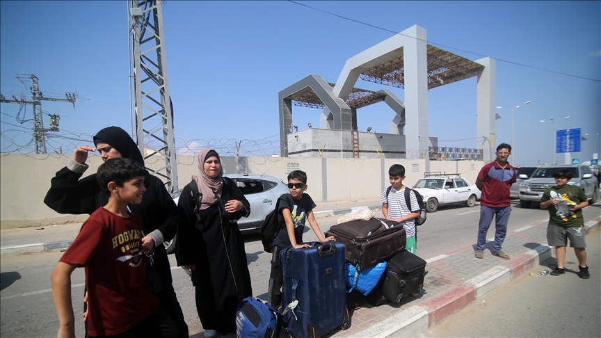 Warga Palestina menunggu untuk menyeberangi Gerbang Perbatasan Rafah. Kabarnya, perlintasan Rafah akan kembali dibuka pada pertengahan pekan depan. (Foto: istimewa)