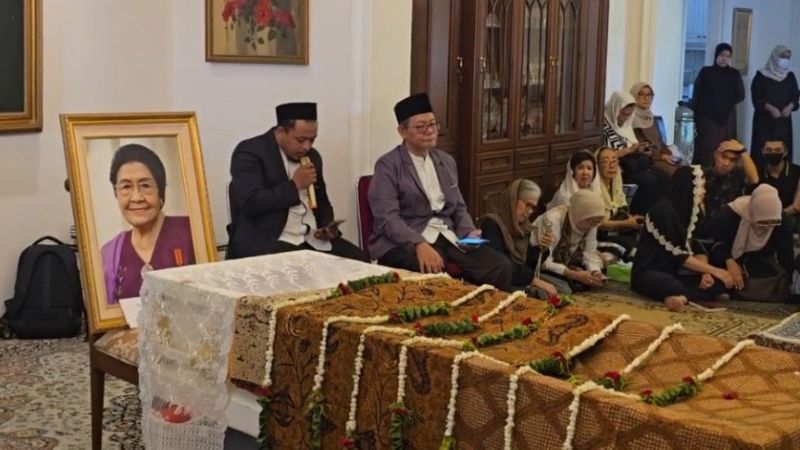 Karlinah Umar Wirahadikusumah disemayamkan di rumah duka, Senin (6/10/2025). (Foto: Istimewa).