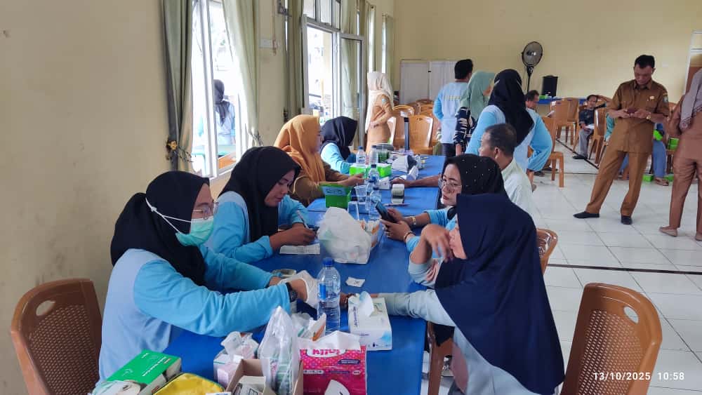 Ratusan warga di Desa Gunung Meraksa, Ogan Komering Ulu, Sumatera Selatan mendapatkan pemeriksaan dan pengobatan Kesehatan gratis sebagai program kepedulian dan pemberdayaan masyarakat PT Abadi Ogan Cemerlang, Senin (13/10/2025). (Istimewa)