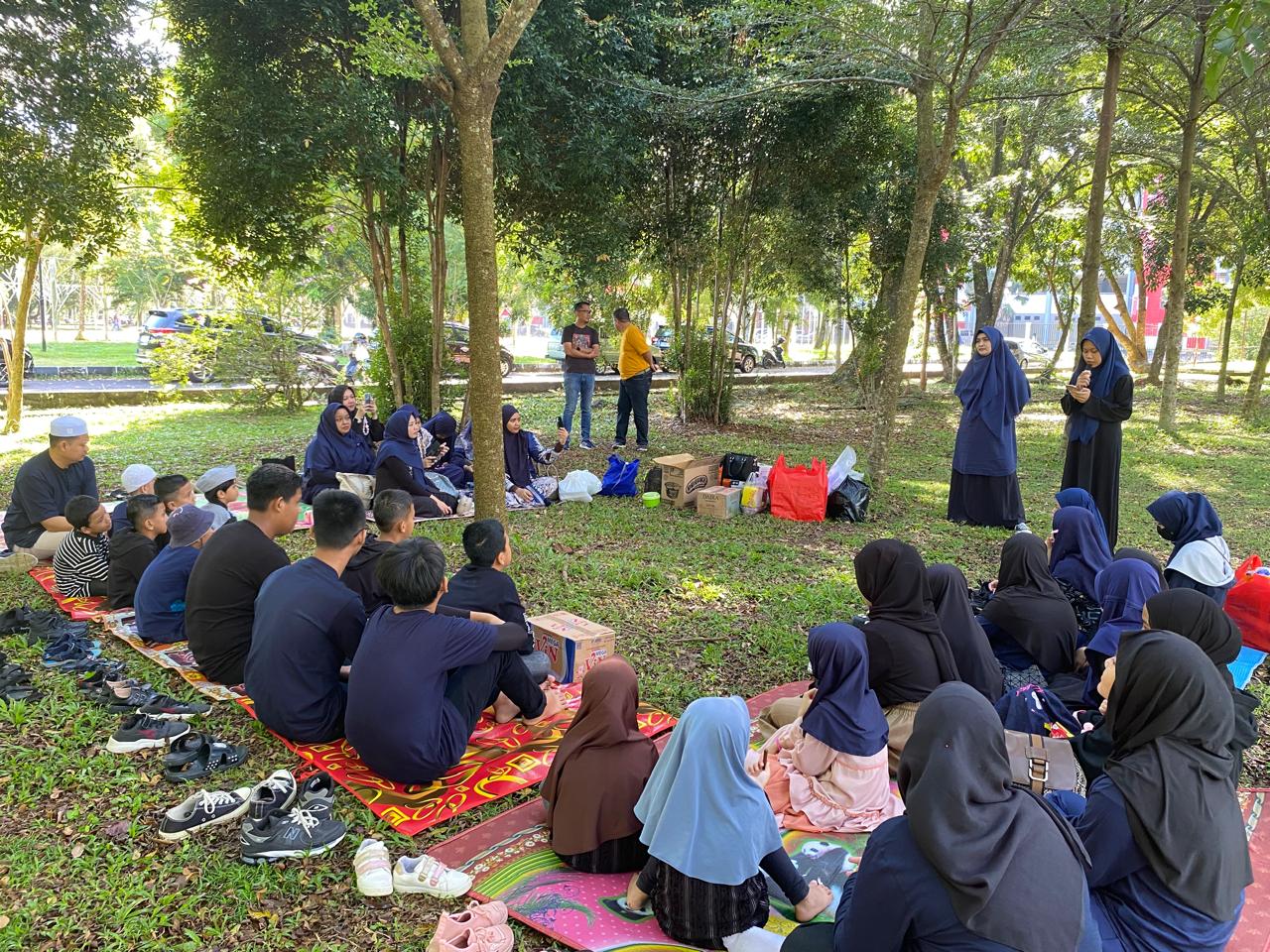 Aktivitas pengajaran di alam yang dilakukan para santri di Rumah Qur’an Madina. (Istimewa)