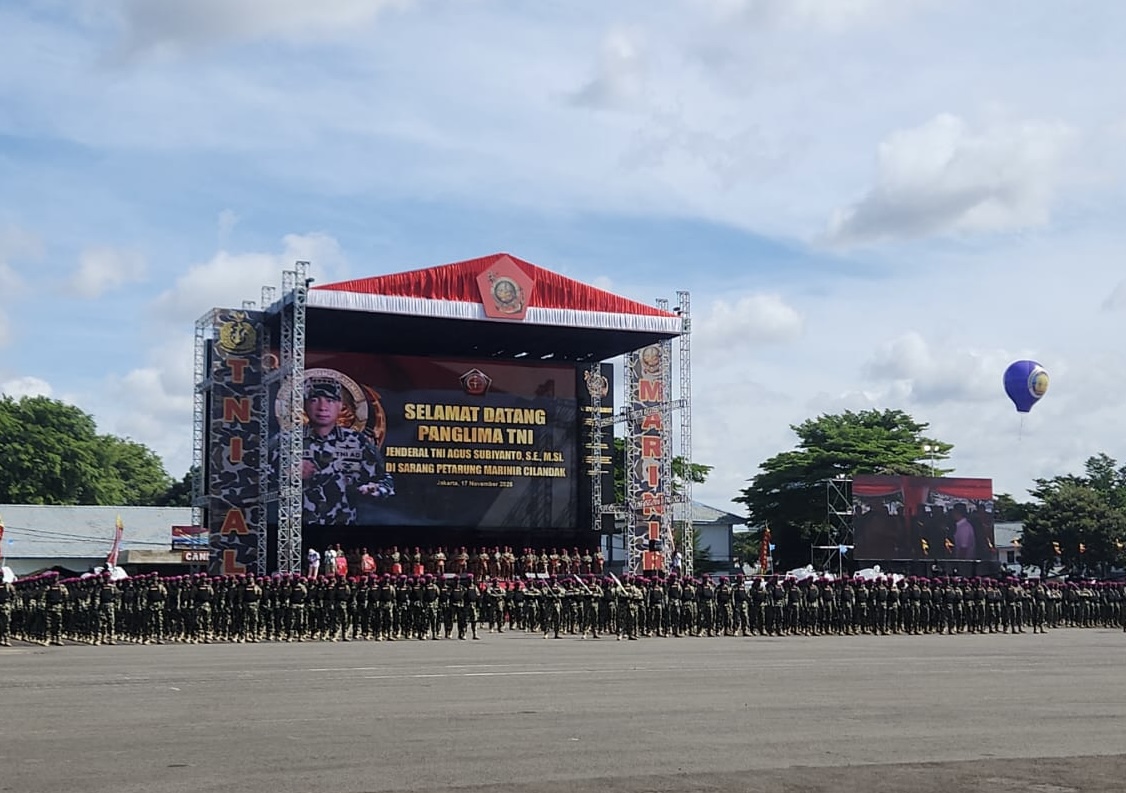 Suasana puncak acara Hari Ulang Tahun (HUT) ke-80 Korps Marinir di Markas Komando Marinir Cilandak, Jakarta. (Foto : Vita Kartono) 