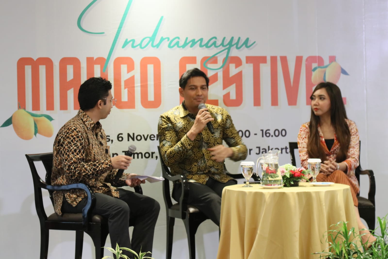 Bupati Indramayu Lucky Hakim (tengah) saat memperkenalkan mangga khas Indramayu. (Foto : Vita Kartono)