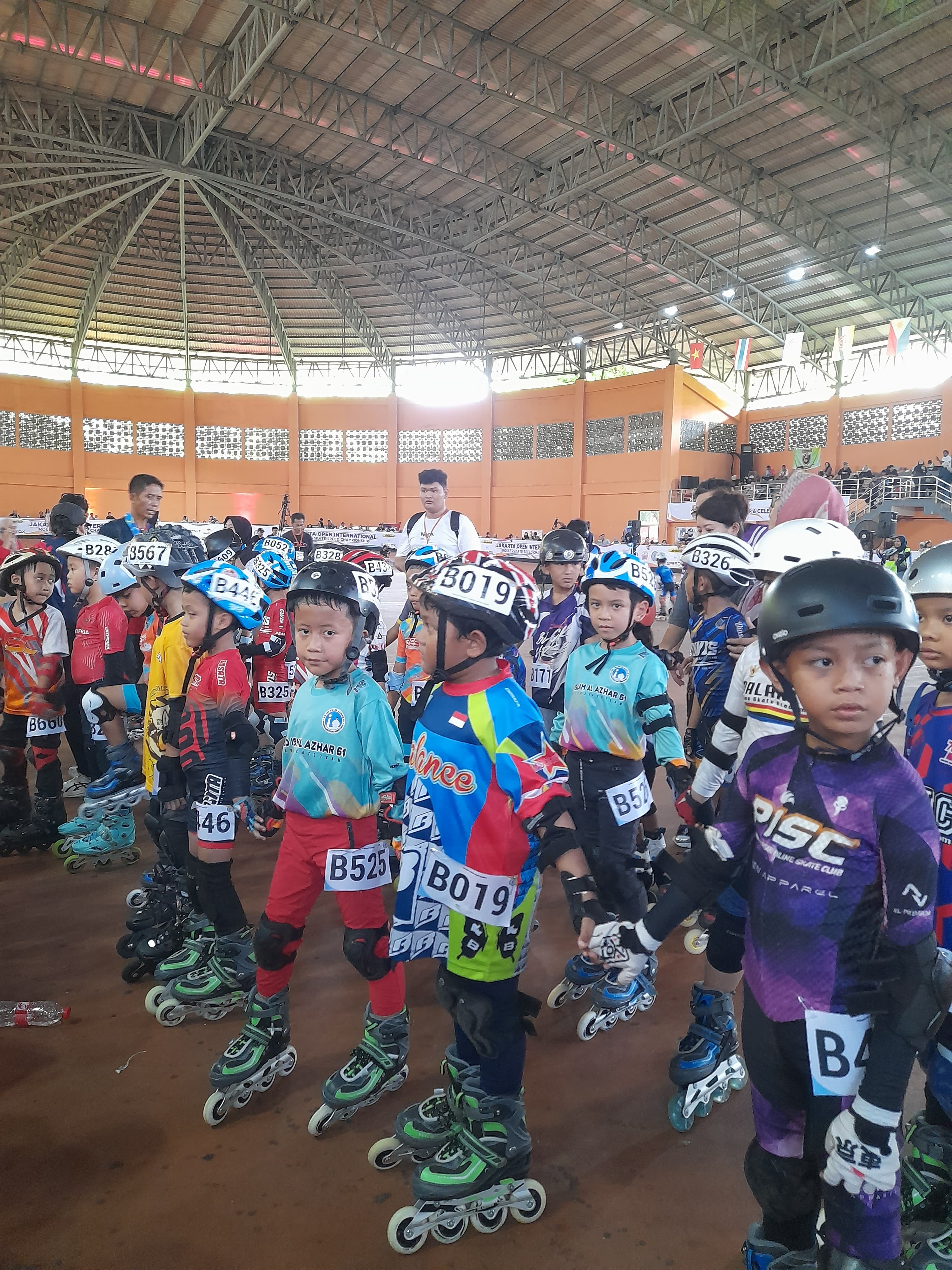 Atlet sepatu roda (rollerskate) tengah menunggu giliran untuk bertanding di kategori Beginner K1 Putra, Jakarta Open International Rollerskate Speed Championship 2025. (Foto : Vita Kartono/Warta Lentera)