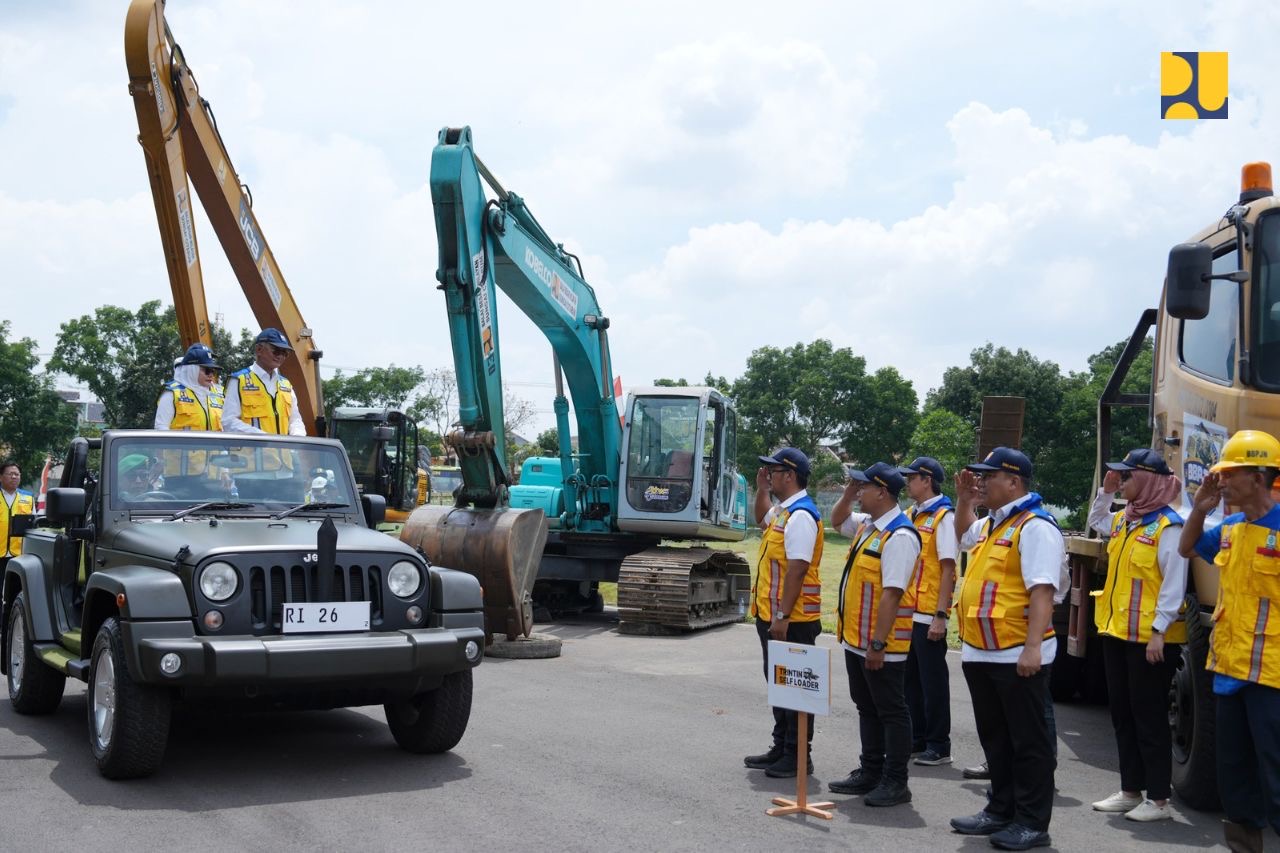 Menteri Pekerjaan Umum (PU) Dody Hanggodo menggelar Apel Kesiapsiagaan Menghadapi Musim Penghujan serta Kesiapsiagaan Infrastruktur Jalan Tol dan Jalan Nasional jelang Natal dan Tahun Baru (Nataru) 2025/2026. (Dok Kementerian PU)