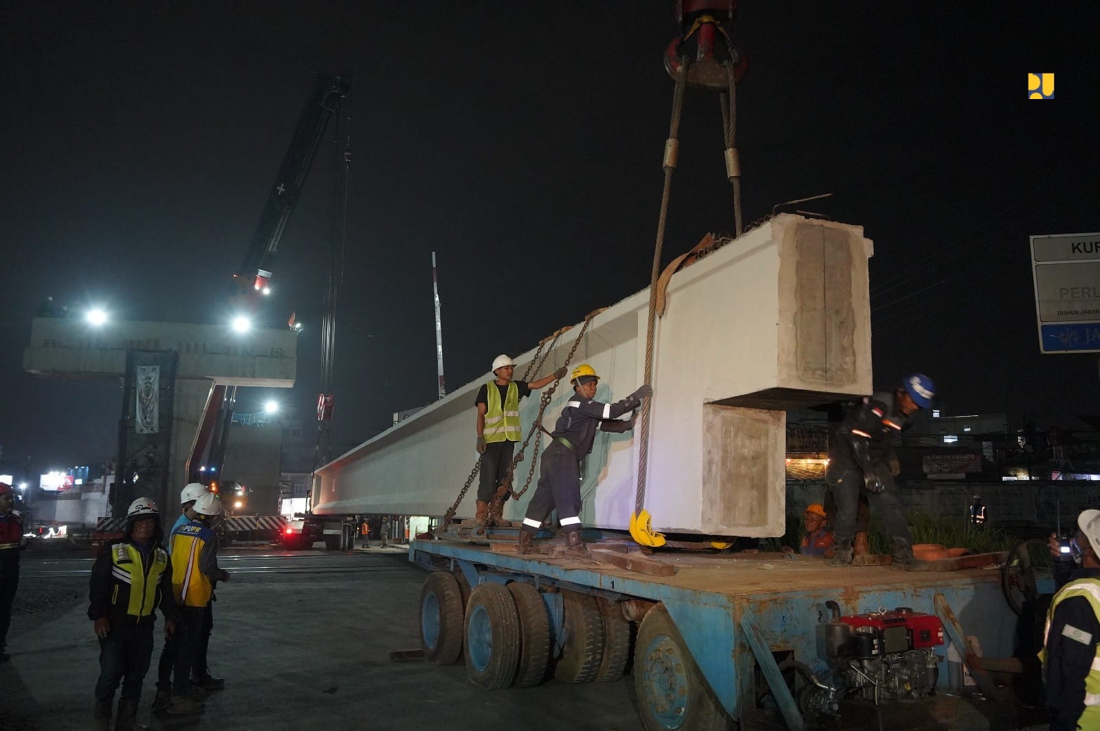 Tampak pekerja tengah menyelesaikan pekerjaan pembangunan Flyover Nurtanio di malam hari. (Dok Kementerian PU)