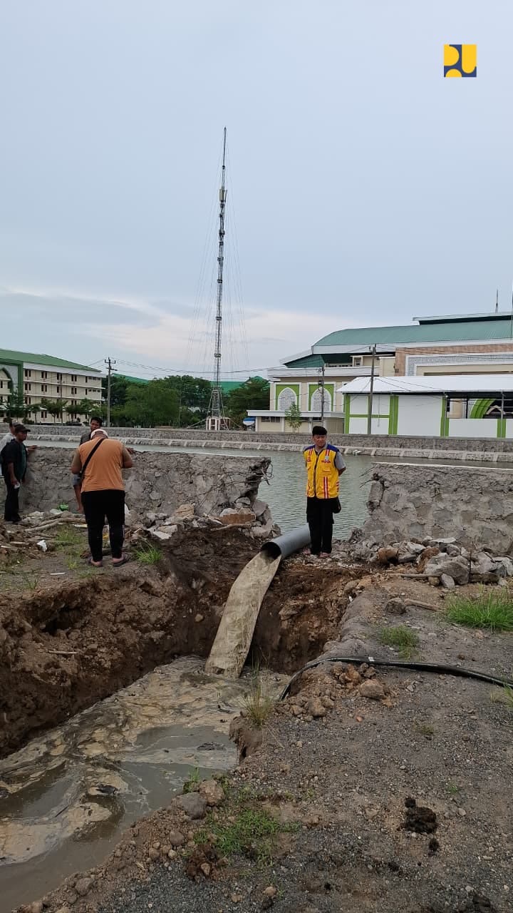 Sodetan yang dibuat untuk mengatasi banjir di jalan nasional Semarang-Demak. (Dok Kementerian PU) 