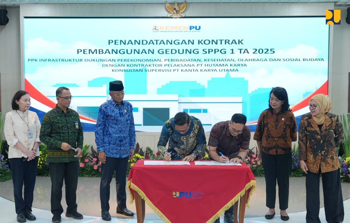 Menteri Pekerjaan Umum (PU) Dody Hanggodo (batik biru) menyaksikan penandatanganan kontrak untuk paket pembangunan gedung Satuan Pelayanan Pemenuhan Pemenuhan Gizi (SPPG) Tahun 2025. (Foto : Vita Kartono)