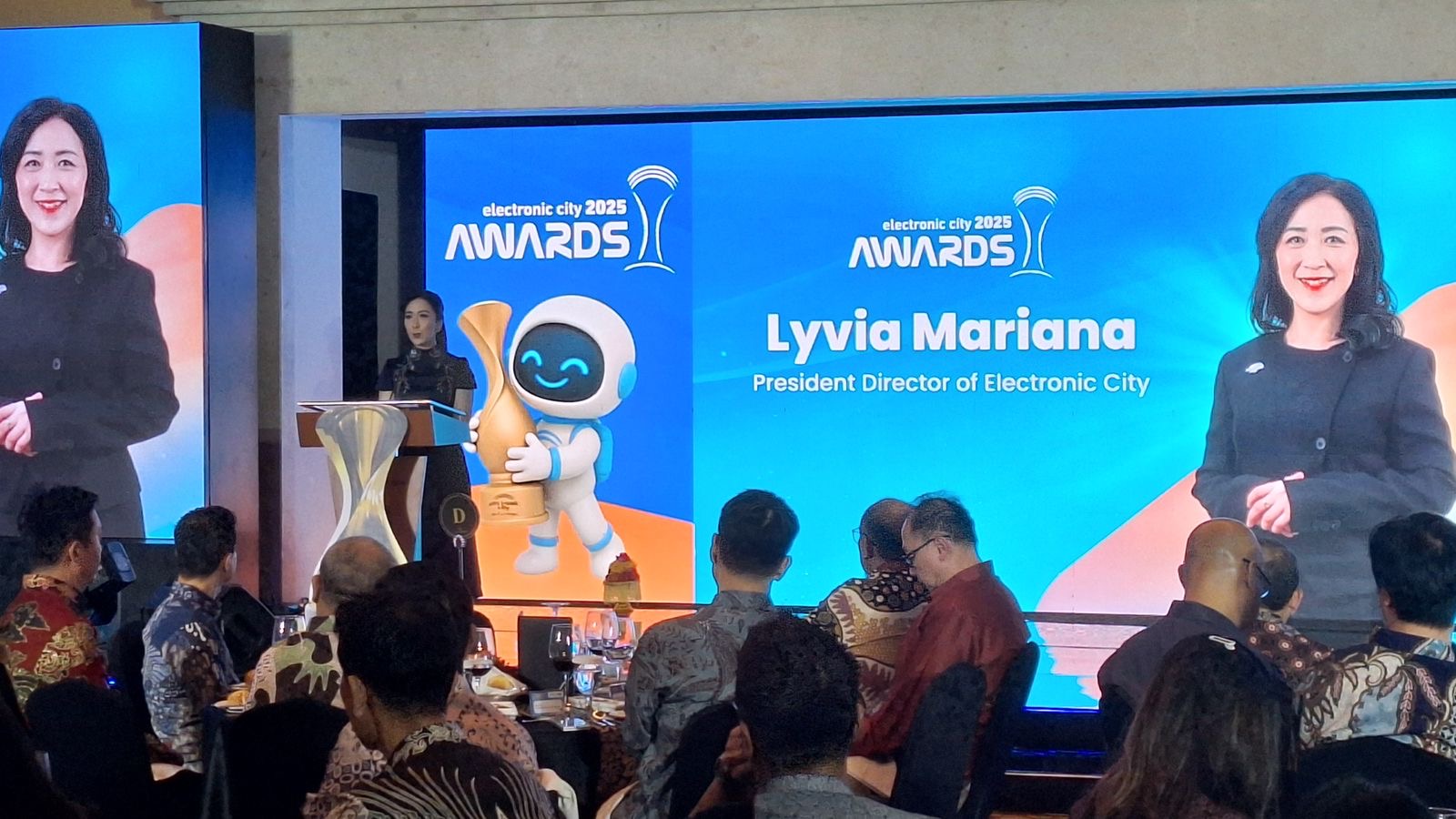 Layar yang menampilkan sosok Direktur Utama Electronic City Indonesia, Tbk Lyvia Mariana. (Dok Electronic City) 