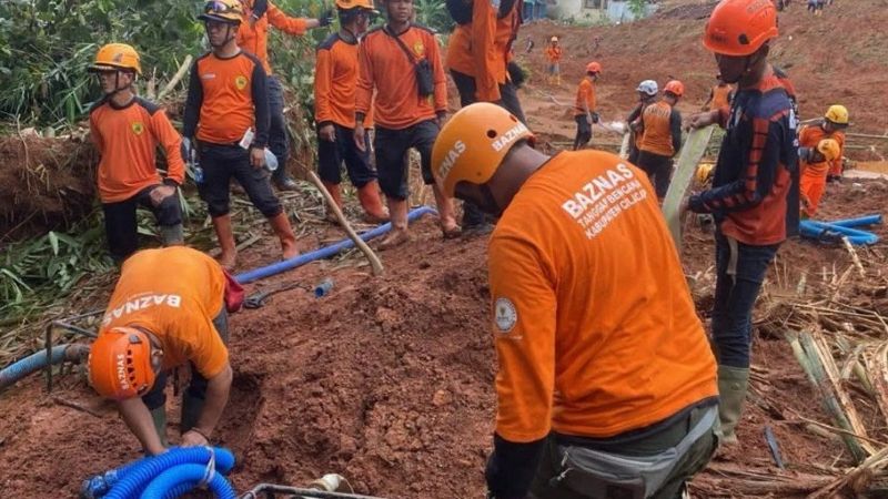 Tim Baznas Tanggap Bencana bersama Tim SAR gabungan melakukan evakuasi terhadap korban bencana tanah longsor di Desa Cibeunying, Dusun Cibuyut dan Tarukahan, Kabupaten Cilacap, Jawa Tengah, Minggu (16/11/2025). (Foto: dok.Baznas RI)