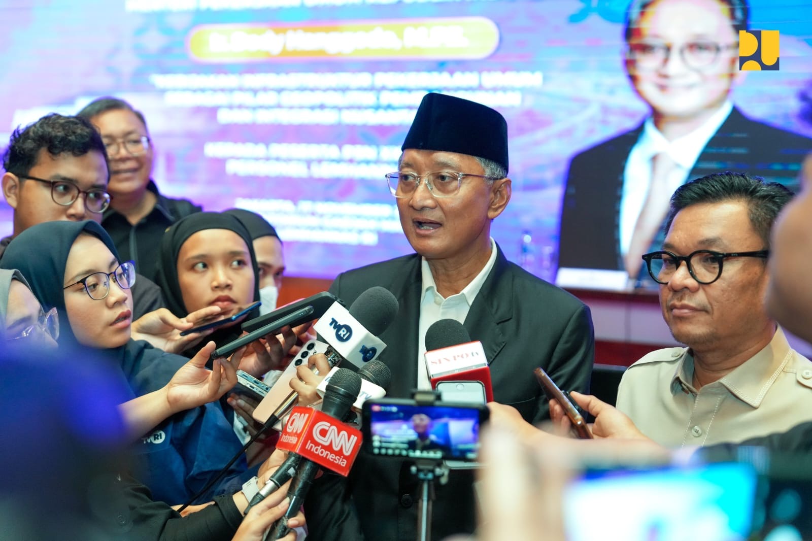 Menteri Pekerjaan Umum (PU) meladeni pertanyaan awak media saat di Lemhannas, Jakarta. (Dok Kementerian PU)
