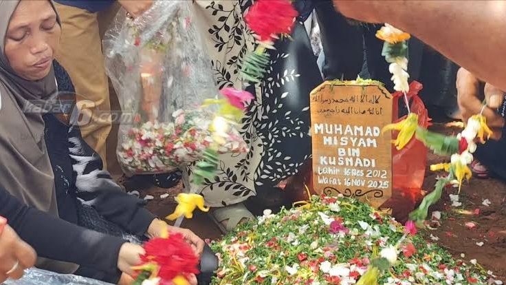 Pihak keluarga usai prosesi pemakaman Muhammad Hisyam, siswa SMPN 19 Tangerang Selatan, yang diduga meninggal dunia akibat mengalami perundungan berat. (Foto: istimewa)