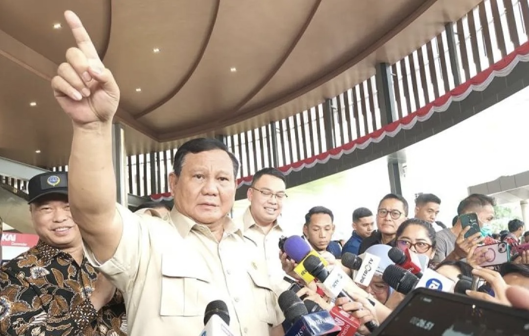 Presiden RI Prabowo Subianto bersama awak media menjajal kereta rel listrik atau KRL. (Istimewa)
