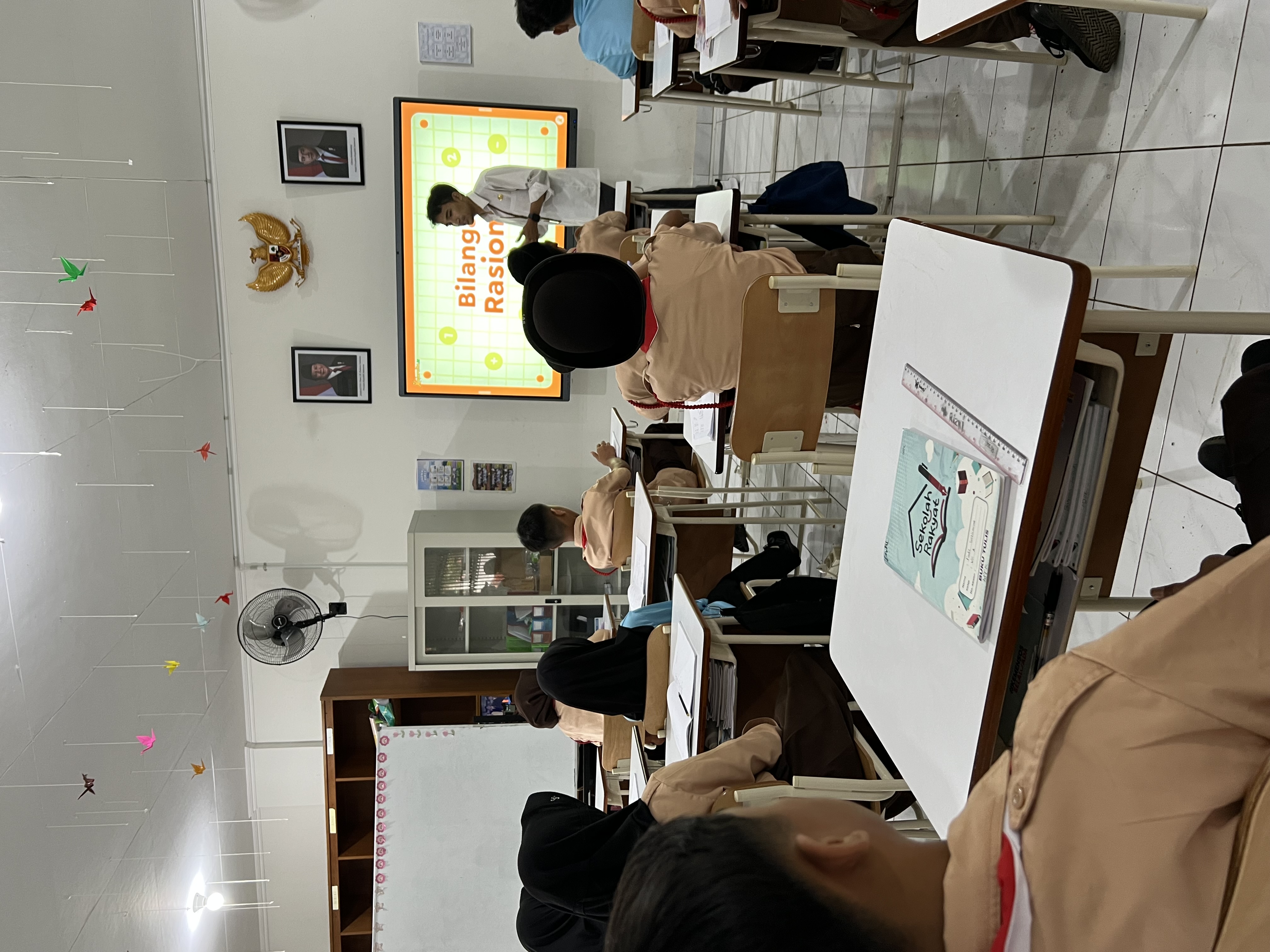 Suasana kegiatan belajar mengajar di Sekolah Rakyat Menengah Pertama (SRMP) 11 Bandung Barat. (Foto : Vita Kartono)