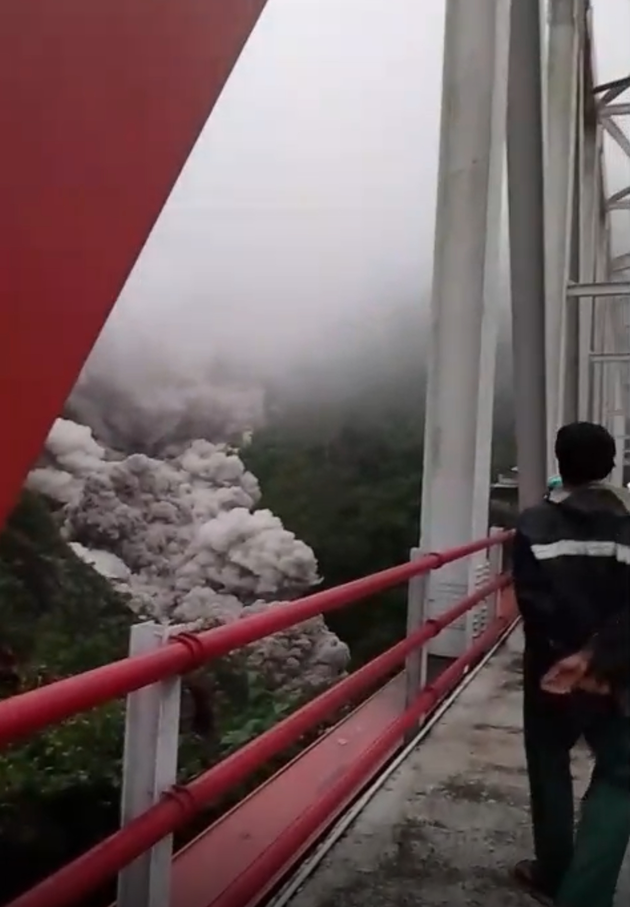 Tampak asap mengepul yang merupakan tumpahan awan panas akibat Gunung Semeru erupsi. (Tangkapan Layar video amatir) 
