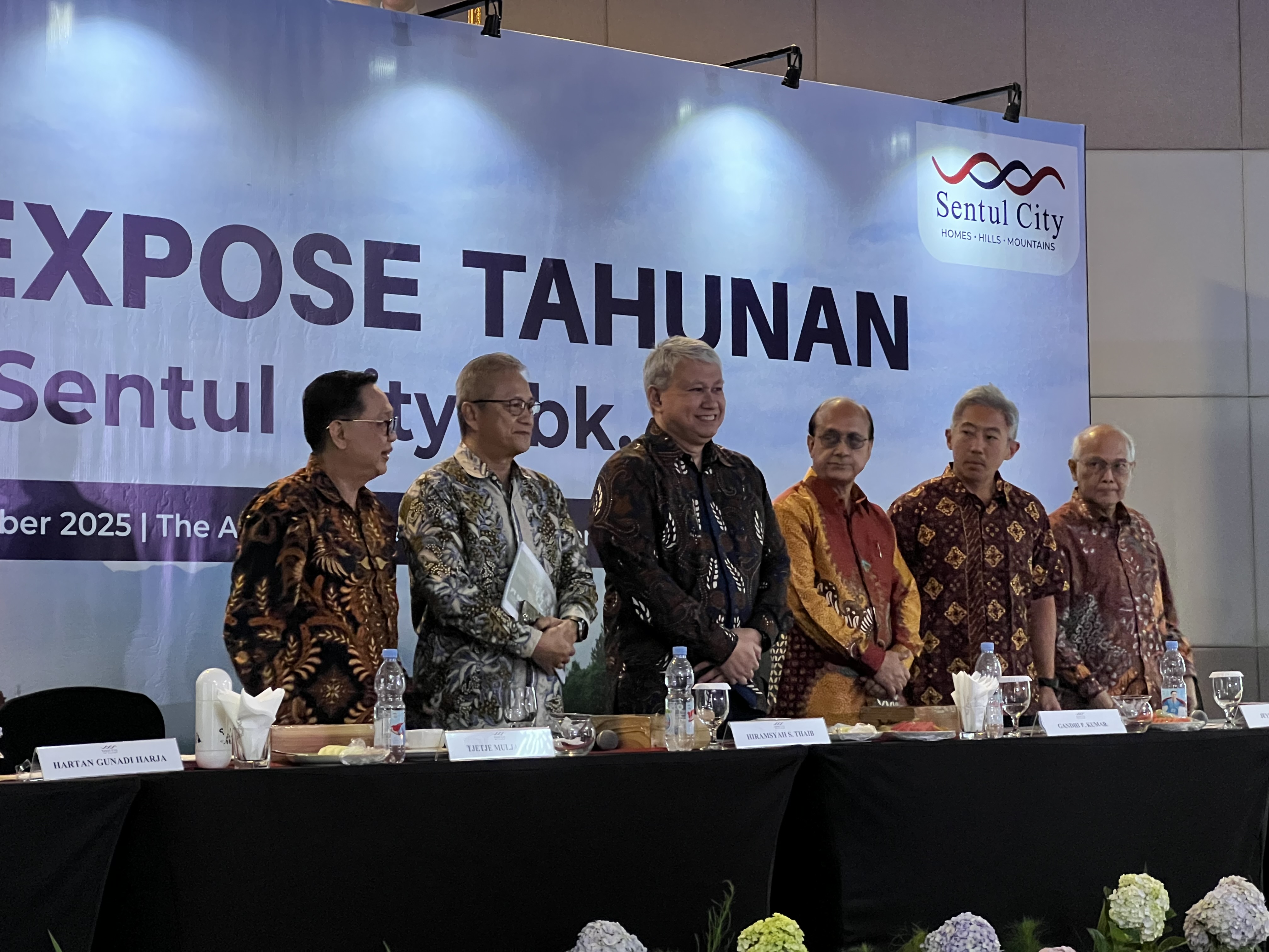 Presiden Direktur PT Sentul City Tbk, Hiramsyah S. Thaib (tiga dari kiri) usai menjelaskan pencapaian kinerja perusahaan. (Foto : Vita Kartono) 