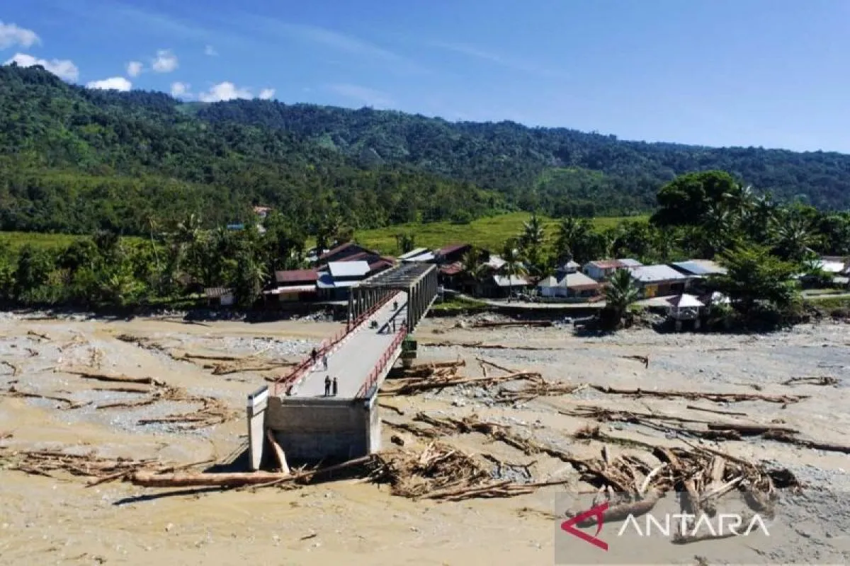 Tampak jembatan di lintas jalan provinsi di kawasan Desa Blang Puuk, Kecamatan Beutong Ateuh Banggalang, Kabupaten Nagan Raya, Aceh, putus total akibat diterjang banjir bandang, Minggu (30/11/2025). (istimewa) 