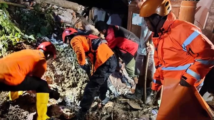 Tanah longsor menimpa Desa Depok, Kecamatan Bendungan, Trenggalek pada Sabtu (1/12/2025) malam. (Foto: Instagram BPBD Trenggalek )
