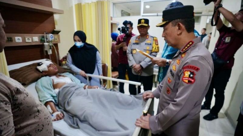 Kapolri Jenderal Listyo Sigit Prabowo saat mengejuk korban ledakan SMAN 72 Jakarta di RS Islam Jakarta, Cempaka Putih, Jakpus, Sabtu (8/11/2025). (Foto: istimewa)