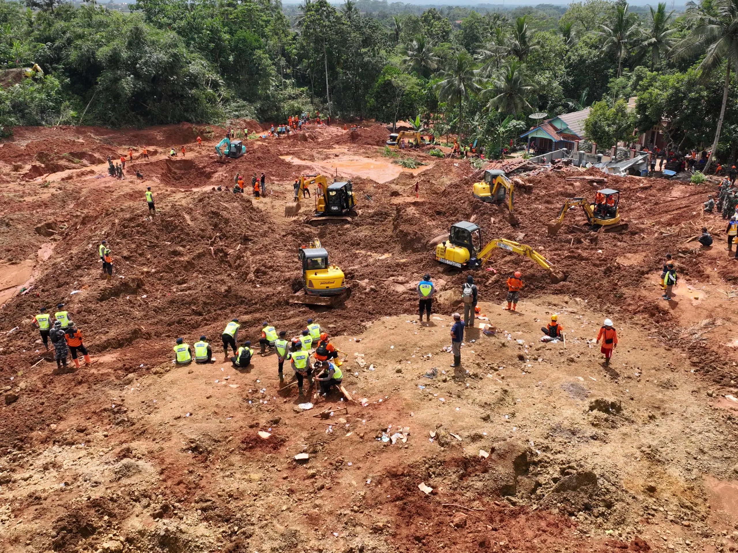 Tim SAR melakukan pencarian korban longsor Cilacap hingga hari keenam bencana. (dok.BPBD Cilacap)
