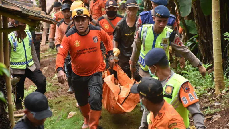 Tim SAR berhasil menemukan dua orang korban longsor Cilacap, Rabu (19/11/2025). (Basarnas)