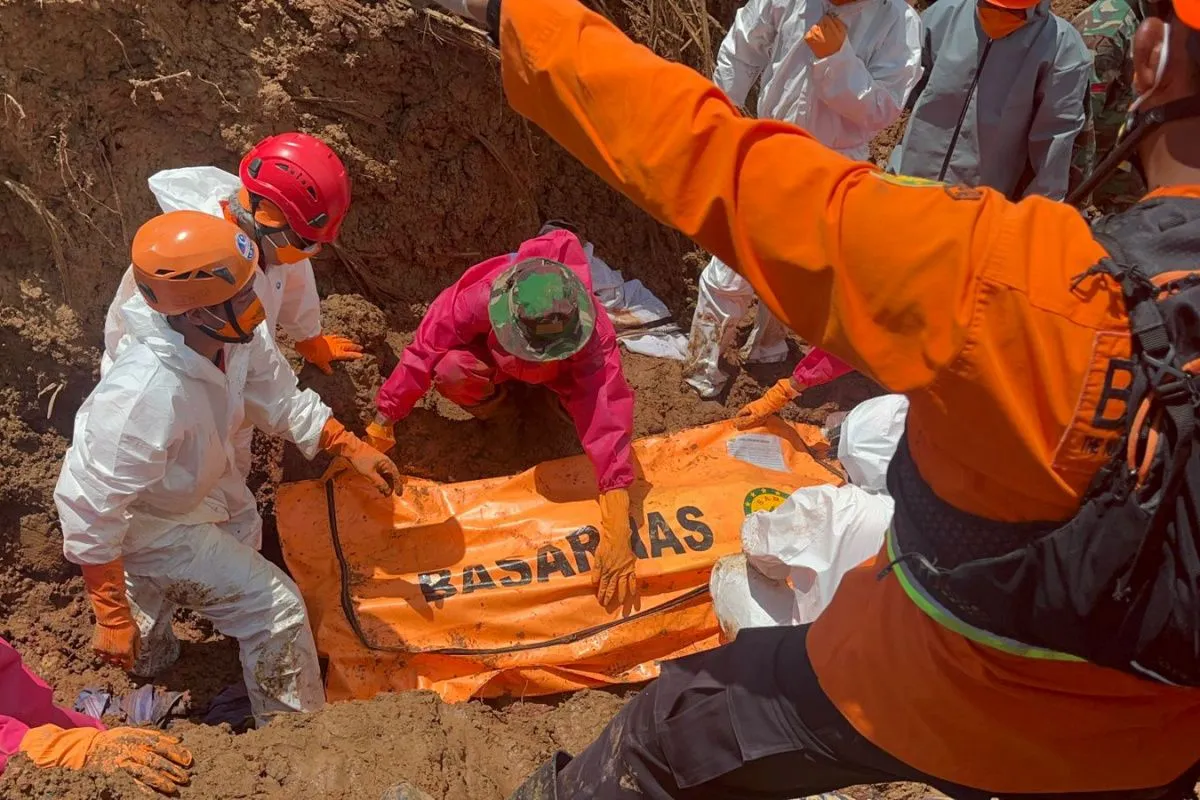 Salah satu korban longsor Cilacap yang berhasil ditemukan Tim SAR, Jumat (21/11/2025). (Basarnas Cilacap)