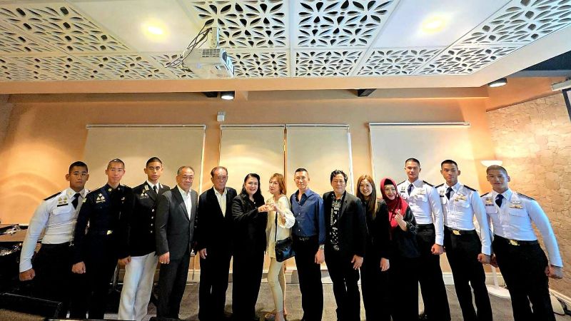Founder Yayasan Nirlaba MMLWF Natalia Tjahja (tengah) berfoto bersama Mayor Jendral Wandee Tosuwan, dan para petinggi militer Thailand. (Foto: MMLWF for Warta Lentera)