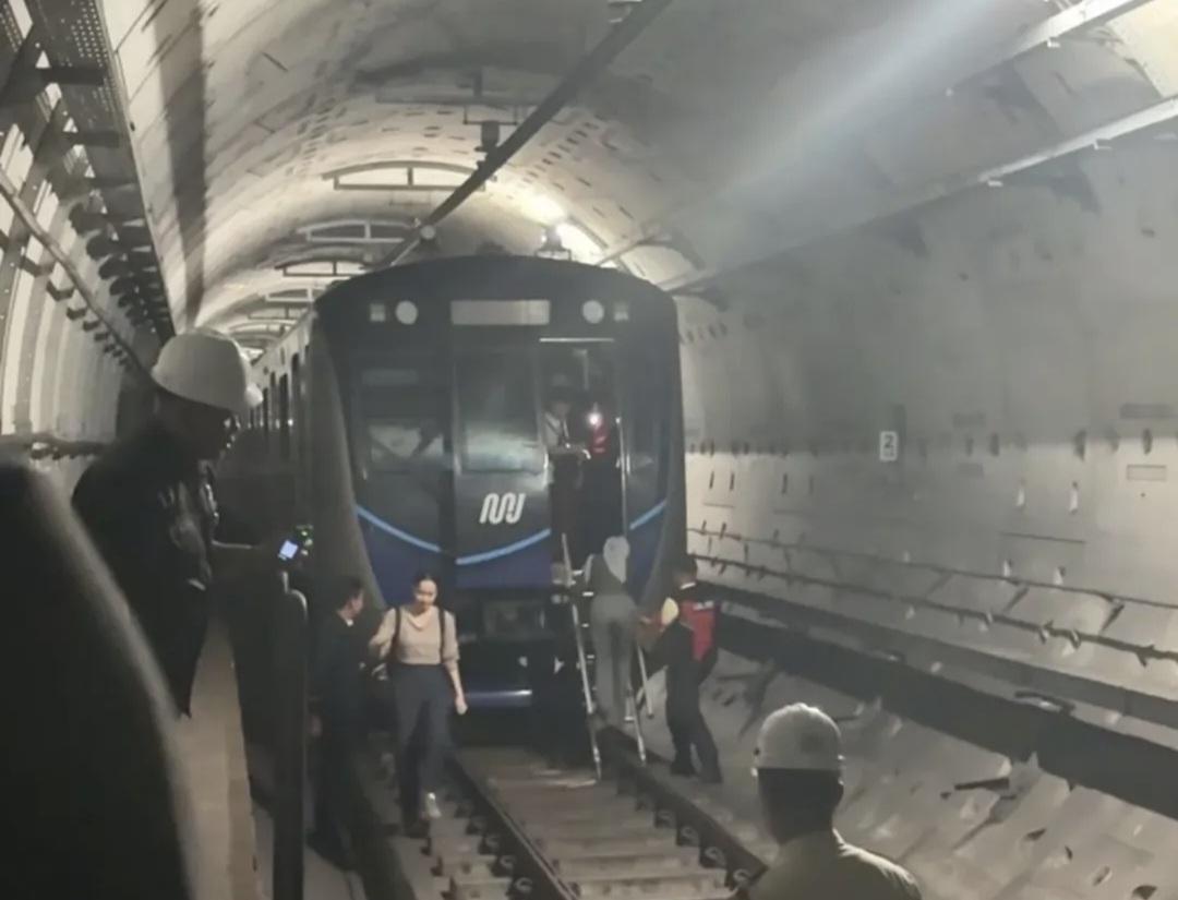 Penumpang MRT langsung dievakuasi, usai MRT alami gangguan perjalanan siang tadi. (tangkapan layar Instagram @jalur5)
