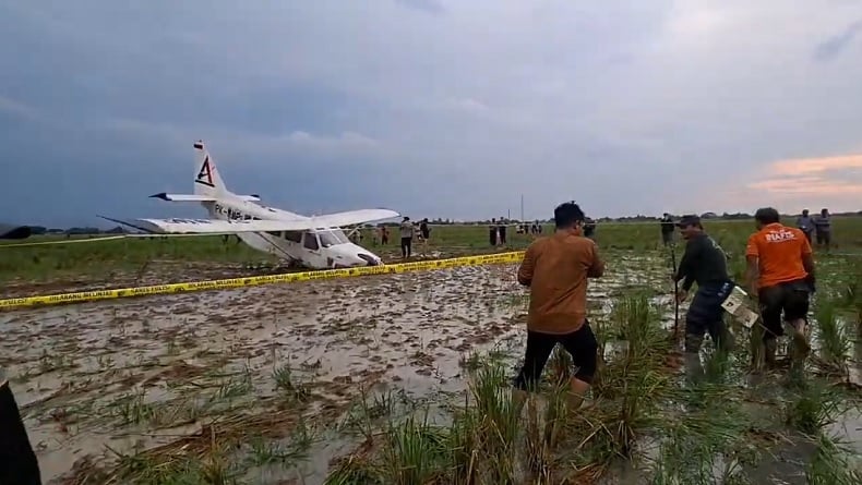 Pesawat jenis GA28 Airplane milik PT Wise Air yang jatuh di areal persawahan, Karawang, Jawa Barat, Jumat (21/11/2025). (Istimewa)