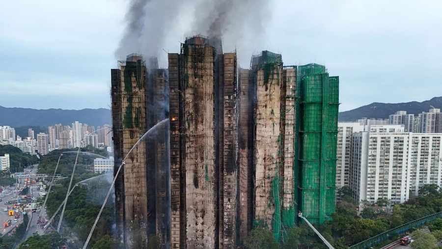 Puing-puing apartemen Wang Fuk Court usai kebakaran hebat. (Reuters)