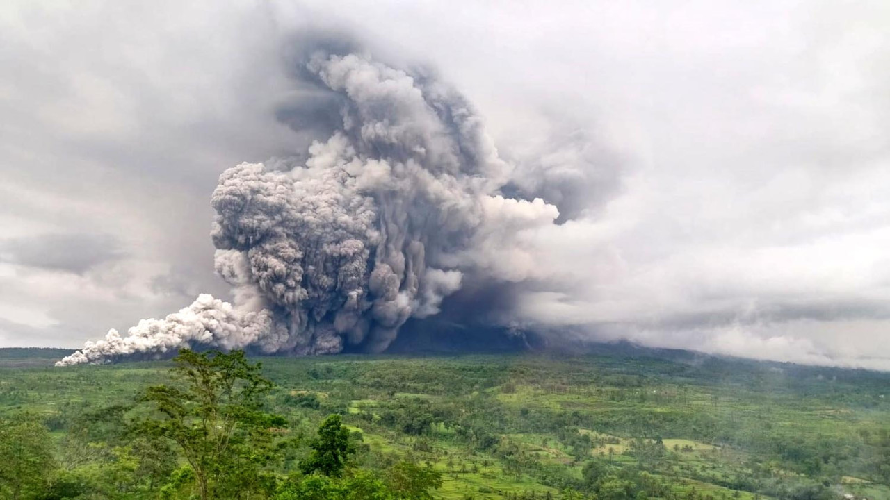 Gunung Semeru erupsi, awan panas lukai warga. (dok.Basarnas)