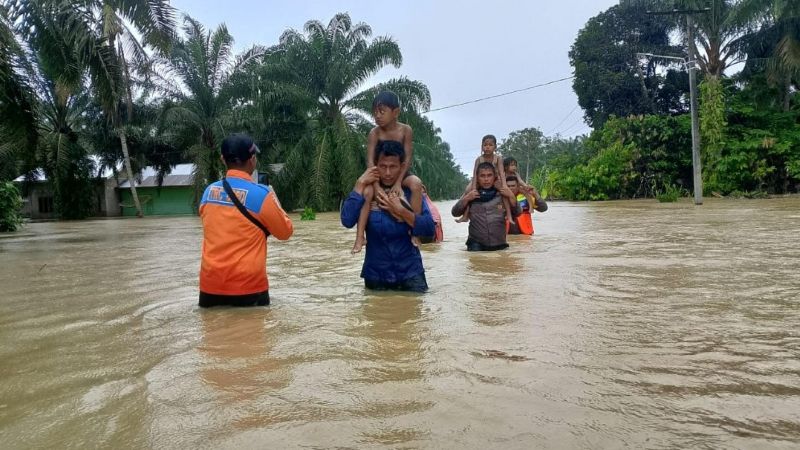Luapan Sungai Lae Soraya menyebabkan badan jalan tergenang air. Ketinggian diperkirakan lebih dari satu meter dan debit air terus meningkat, sehingga tidak dapat dilewati berbagai jenis kendaraan. (Foto: Istimewa)