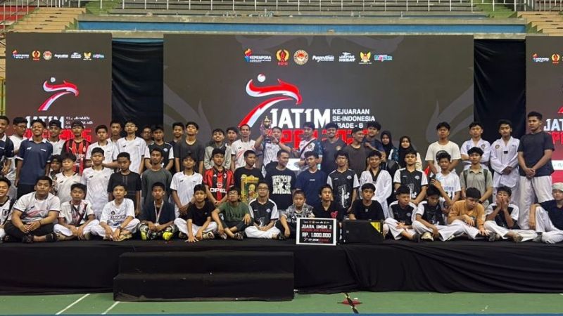 77 Atlet taekwondo dari dojang Taekwondo UIN Malang bersama official berfoto usai pertandingan. Mereka menyabet gelar Juara Umum 3 di Kejuaraan Nasional (Kejurnas) Grade-B Jatim Open 2025. (Foto: dok. Taekwondo UIN Malang)