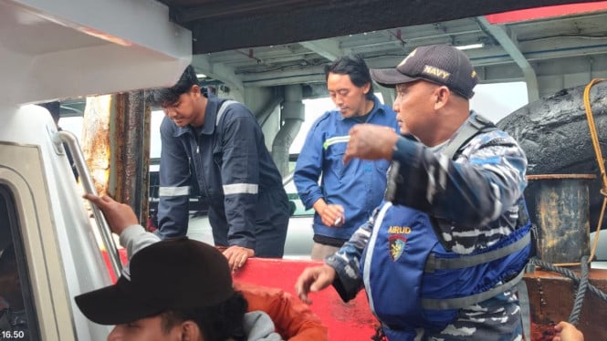 Tim Basarnas melakukan penyelamatan penumpang dan ABK dari atas KMP Cemerlang 55 yang kandas di perairan Pelabuhan Gilimanuk, Selasa (11/11/2025). (dok.Basarnas)