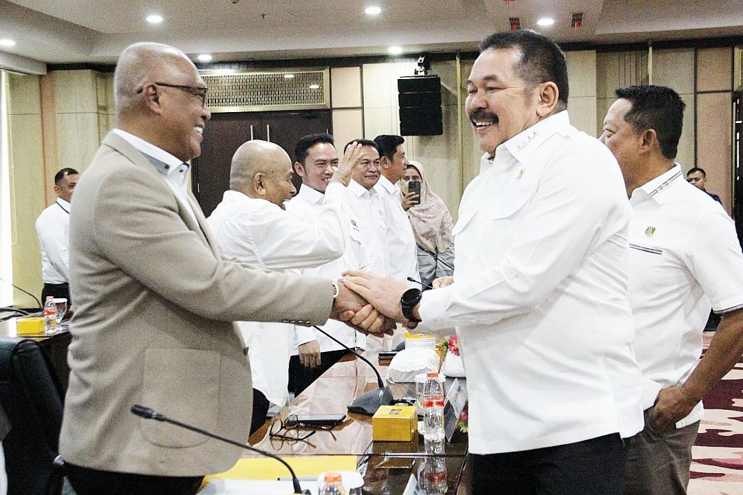 Jaksa Agung Republik Indonesia, ST Burhanuddin, menerima kunjungan Ketua Umum Persatuan Wartawan Indonesia (PWI) Pusat, Akhmad Munir, beserta jajaran pengurus di Lantai 11 Gedung Kejaksaan Agung, Jakarta, Kamis (13/11/25). (Istimewa)