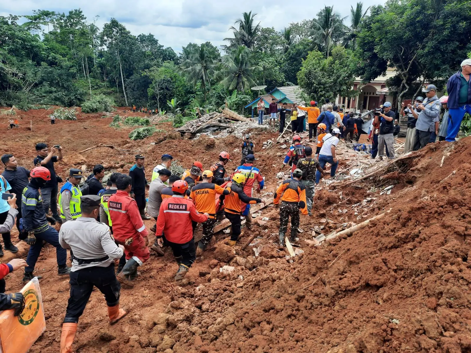 Tim SAR gabungan secara estafet melakukan pencarian korban longsor Cilacap, Jumat (14/11/2025). (BPBD Cilacap)