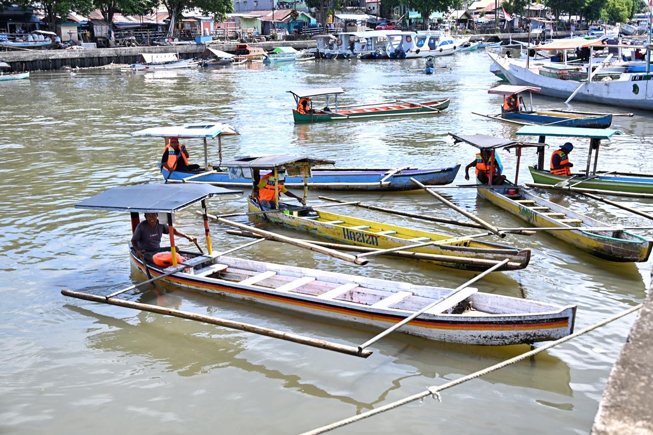 Suasana nelayan lokal wilayah pesisir Sulawesi Utara di atas kapal mereka. (Dok Kemenhub)
