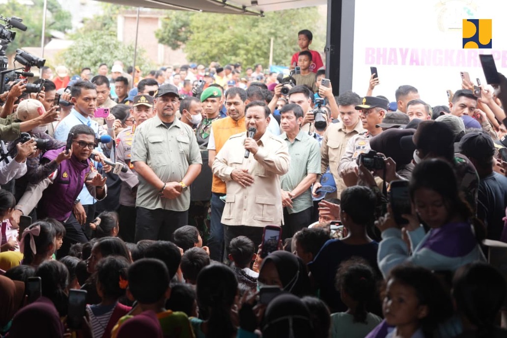 Presiden Prabowo Subianto tengah menyapa para pengungsi di tenda pengungsian Aceh Tamiang. (Dok Kementerian PU) 