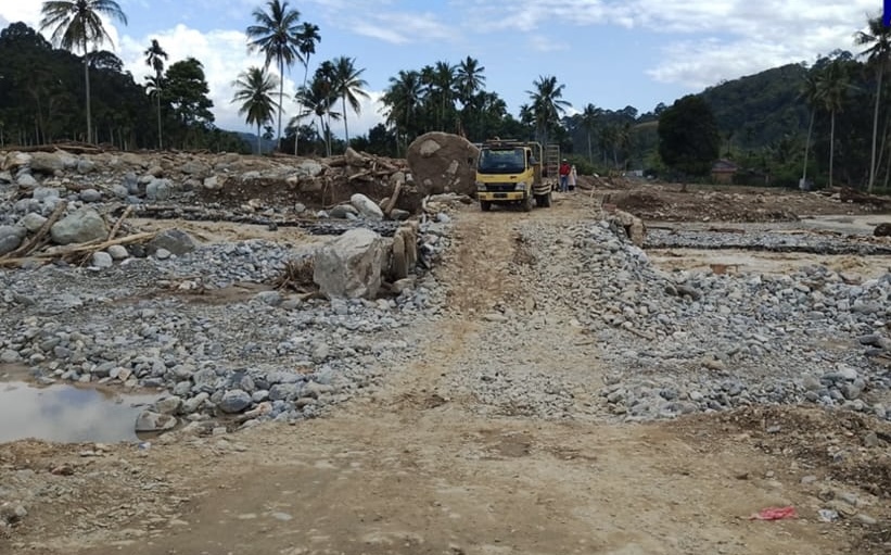 Alat berat masih terlihat digunakan untuk memulihkan jalan yang terputus di Kabupaten Gayo Lues Aceh. (Dok Kementerian PU) 