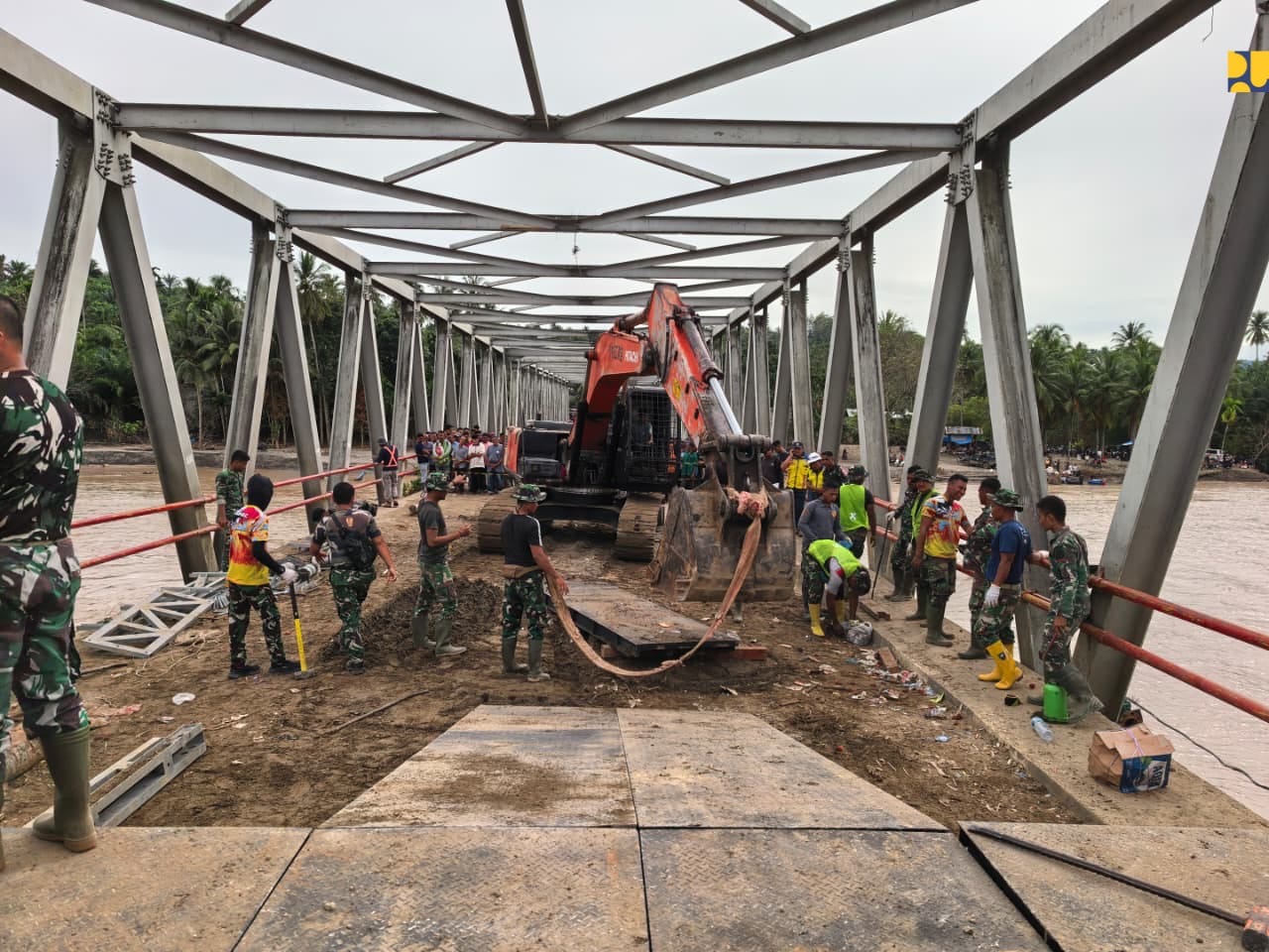 Tampak perbaikan jembatan yang sempat rusak terdampak banjir bandang di ruas Batas Gayo Lues/Aceh Tenggara–Kota Kutacane. (dok Kementerian PU) 