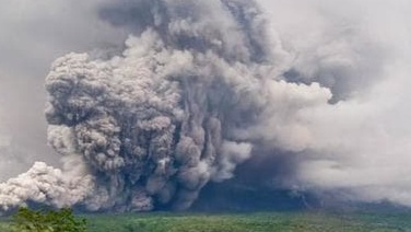Gunung Semeru kembali mengalami erupsi pada Rabu (3/12/2025). Kali ini, erupsi terjadi 16 kali. (Foto: Istimewa)