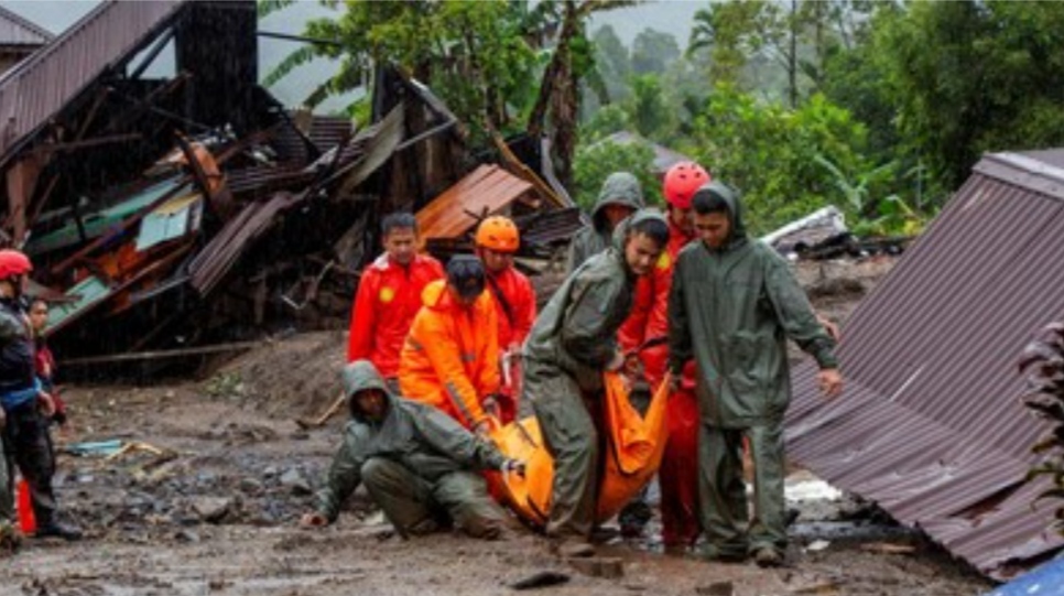 Pencarian korban banjir bandang dan tanah longsor di Sumatera. (dok.Reuters)