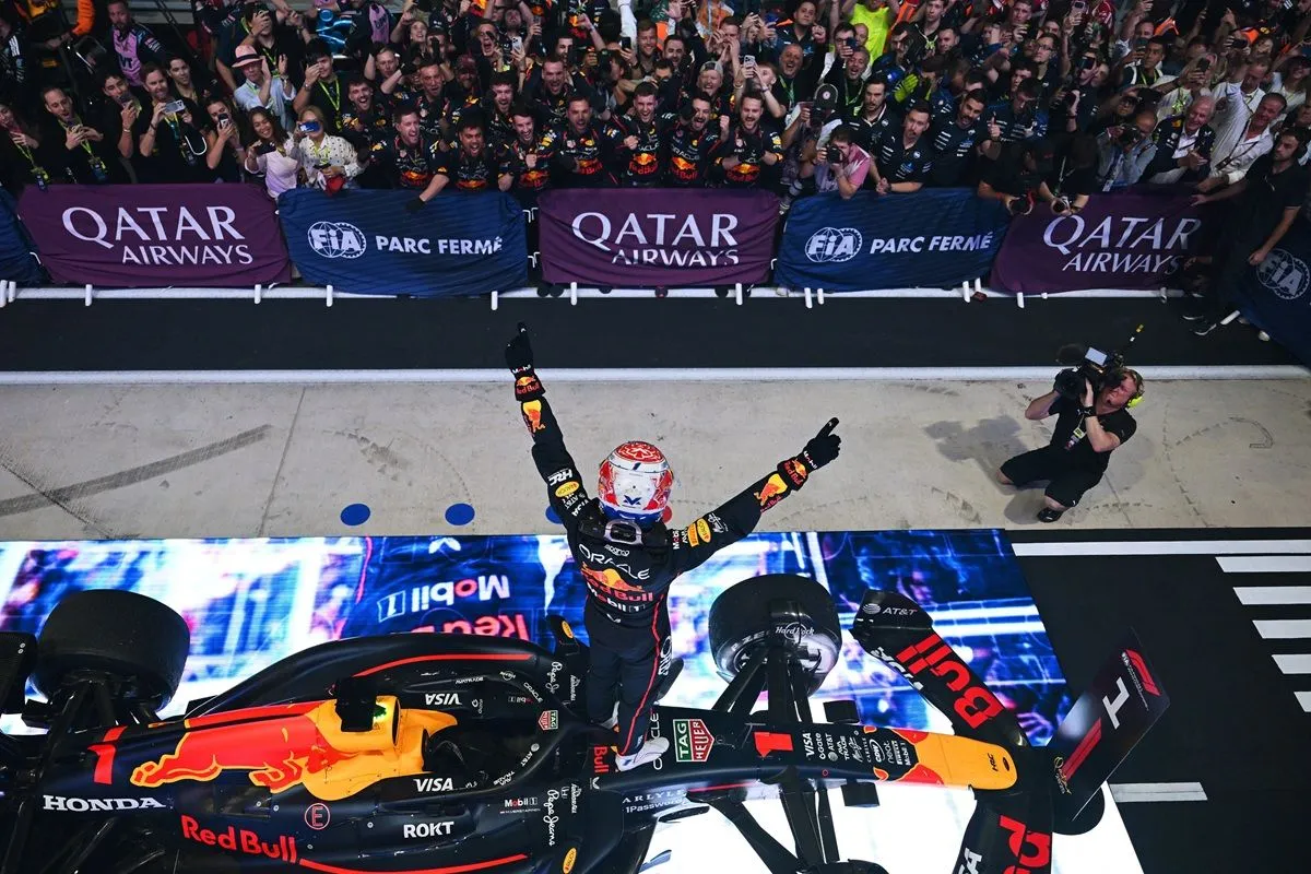 Pebalap Red Bull Max Verstappen (tampak punggung) berselebrasi seusai keluar sebagai juara balapan Formula 1 Grand Prix Qatar di Sirkuit Losail, Qatar, Minggu (30/11/2025) waktu setempat. (Dok X/@F1) 