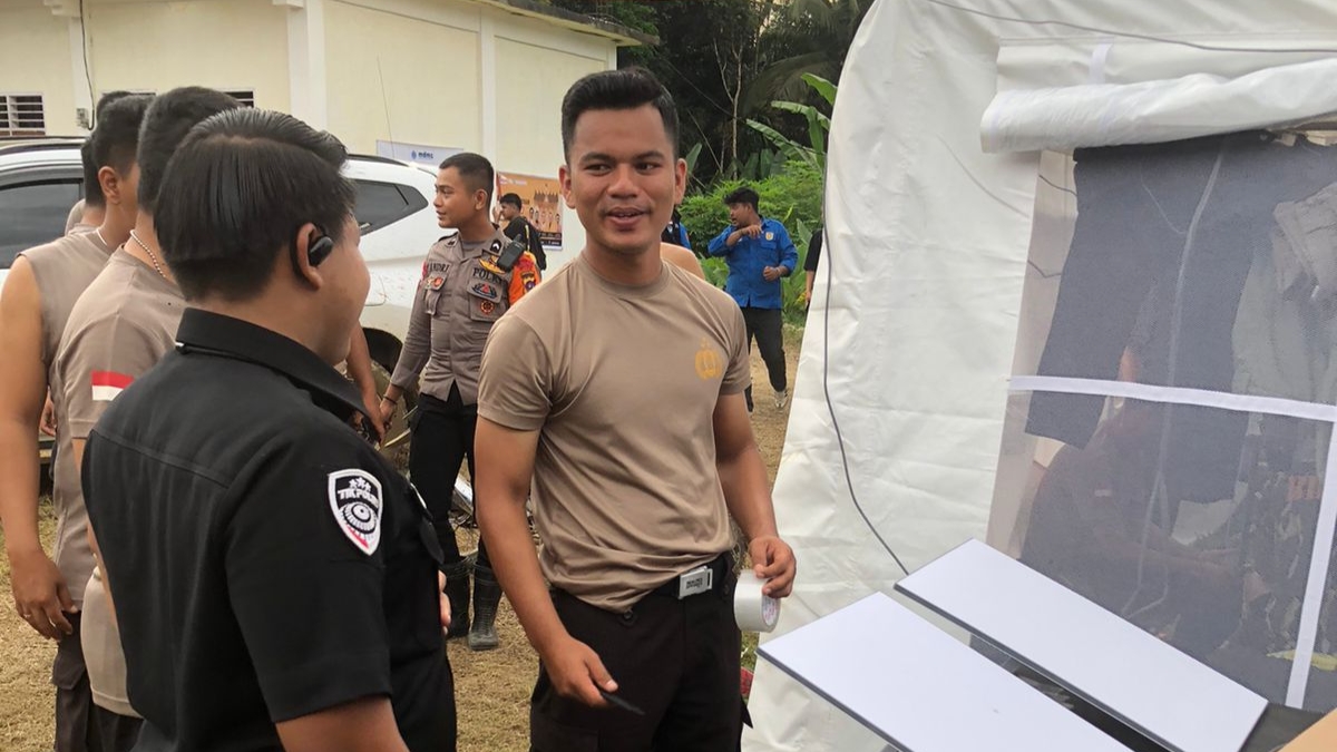 Polri menempatkan 76 unit jaringan internet di wilayah terdampak banjir bandang dan longsor di Sumatera Barat, Sumatera Utara, dan Aceh. 